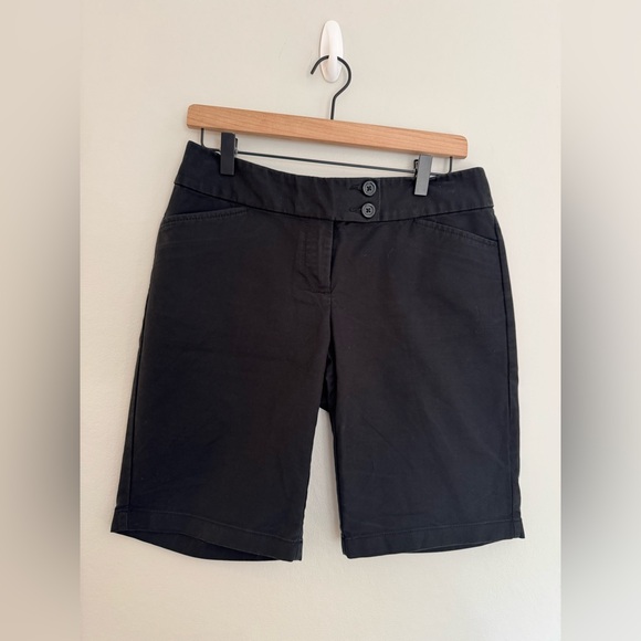 Ann Taylor Curvy Fit Black Bermuda Shorts - Size 4 - Picture 1 of 4